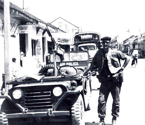 13. Phan Rang Convoy Stops in Nha Trang. Photo by: SSgt John Achelpohl. 1966.