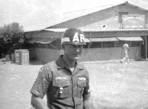 3. Phan Rang Convoy, Base Dining Hall. Photo by: SSgt John Achelpohl. 1966.